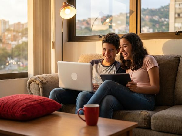 Ilustración: jóvenes jugando online y disfrutando de internet de alta velocidad