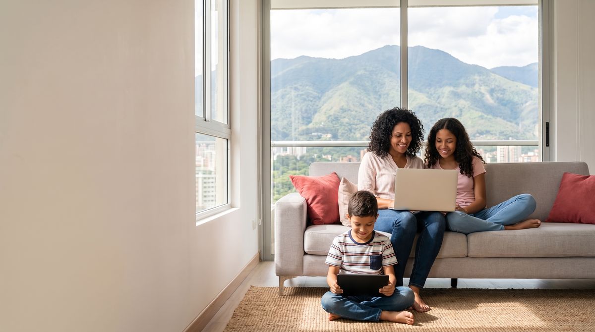 Ilustración: una familia disfruta de internet de alta velocidad en la sala de su casa