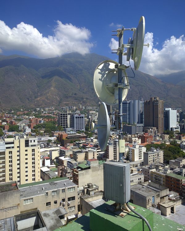 Antenas de radioenlace en la azotea de uno de nuestros nodos